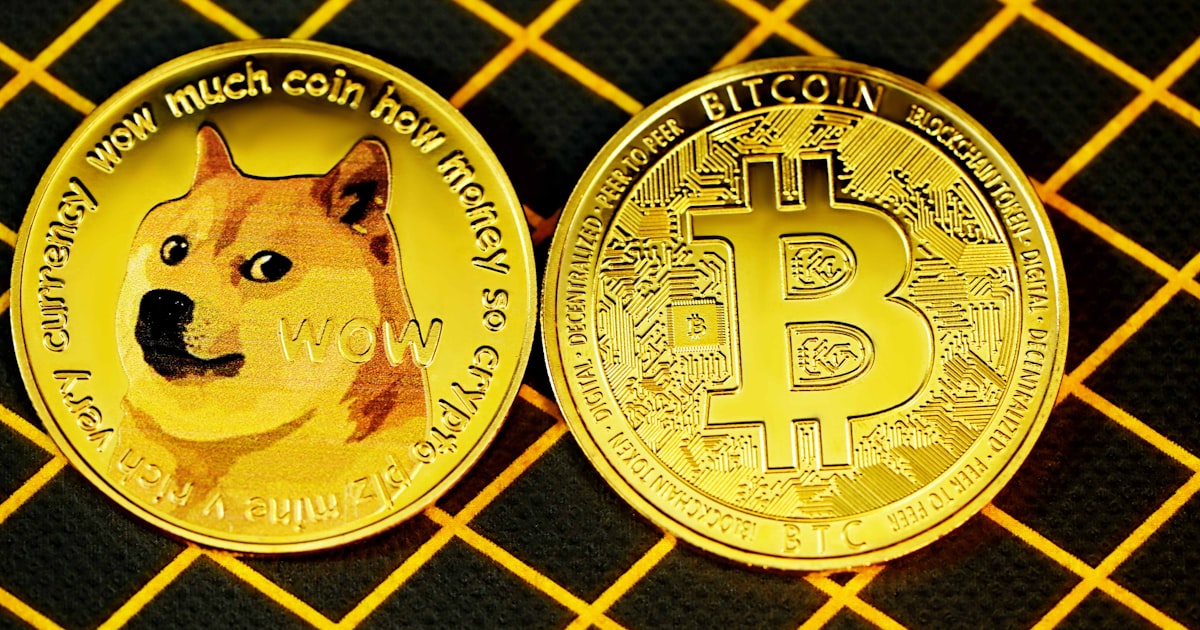 two brown and white cat print round decors