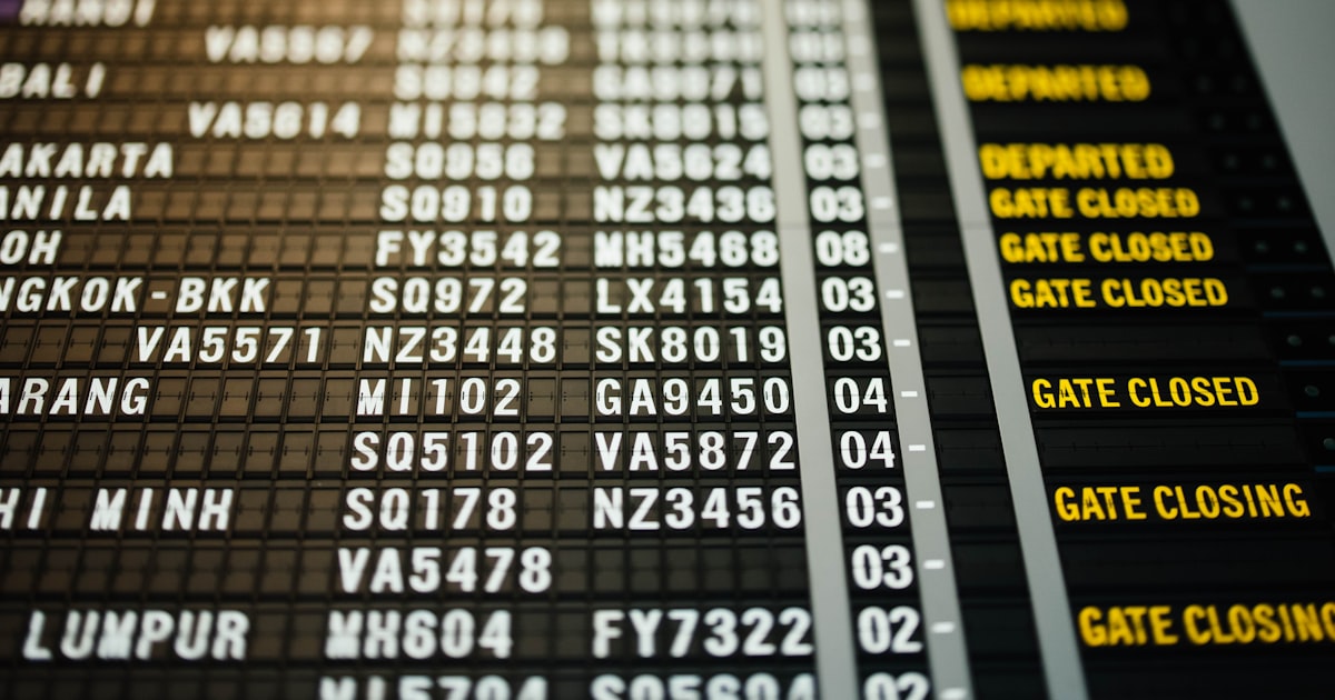 gate closing signage