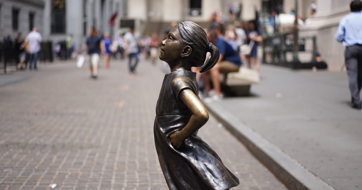 girl statue