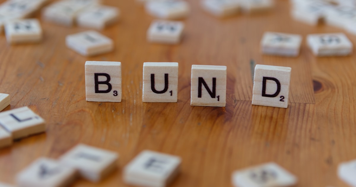 The word "bund" is spelled out in tiles.