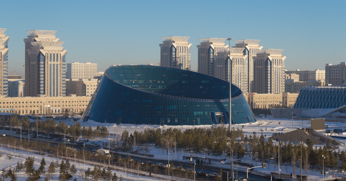 a large building in the middle of a city