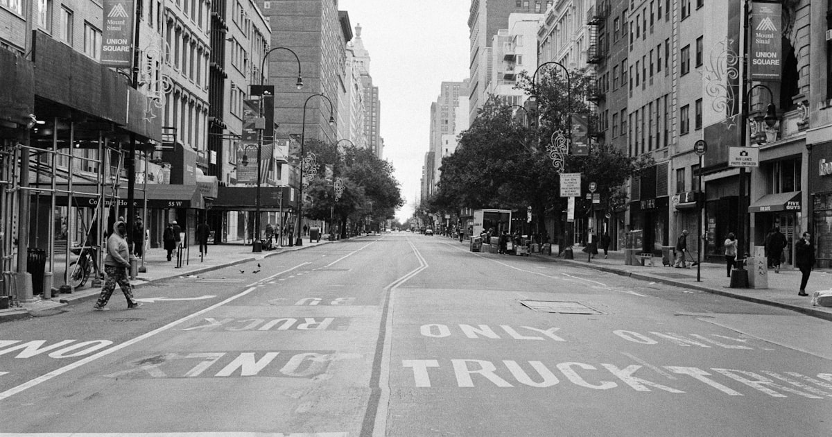 a black and white photo of a city street