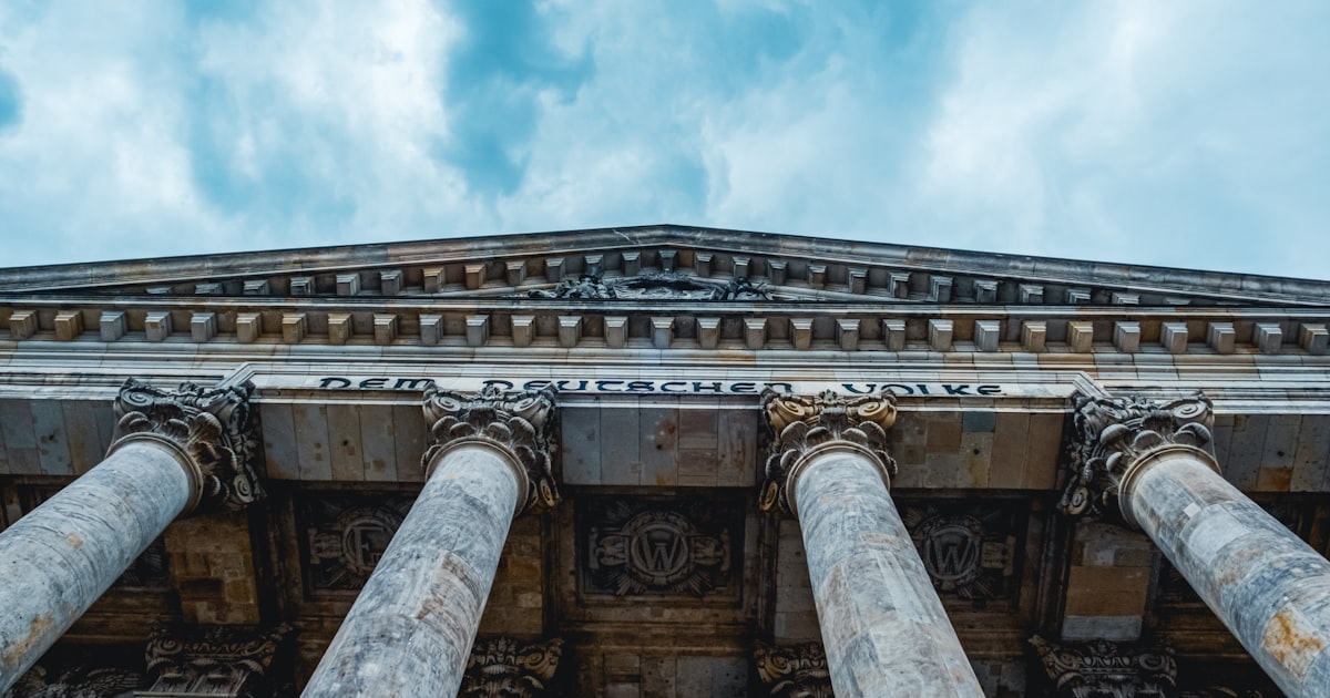 a building with many pillars