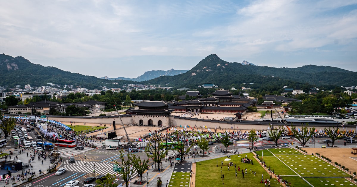 Gyeongbokgung palace in seoul with mountains behind.