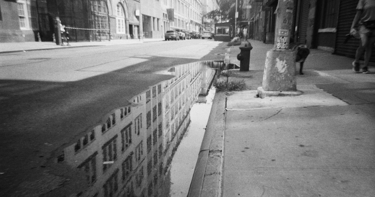 A black and white photo of a city street