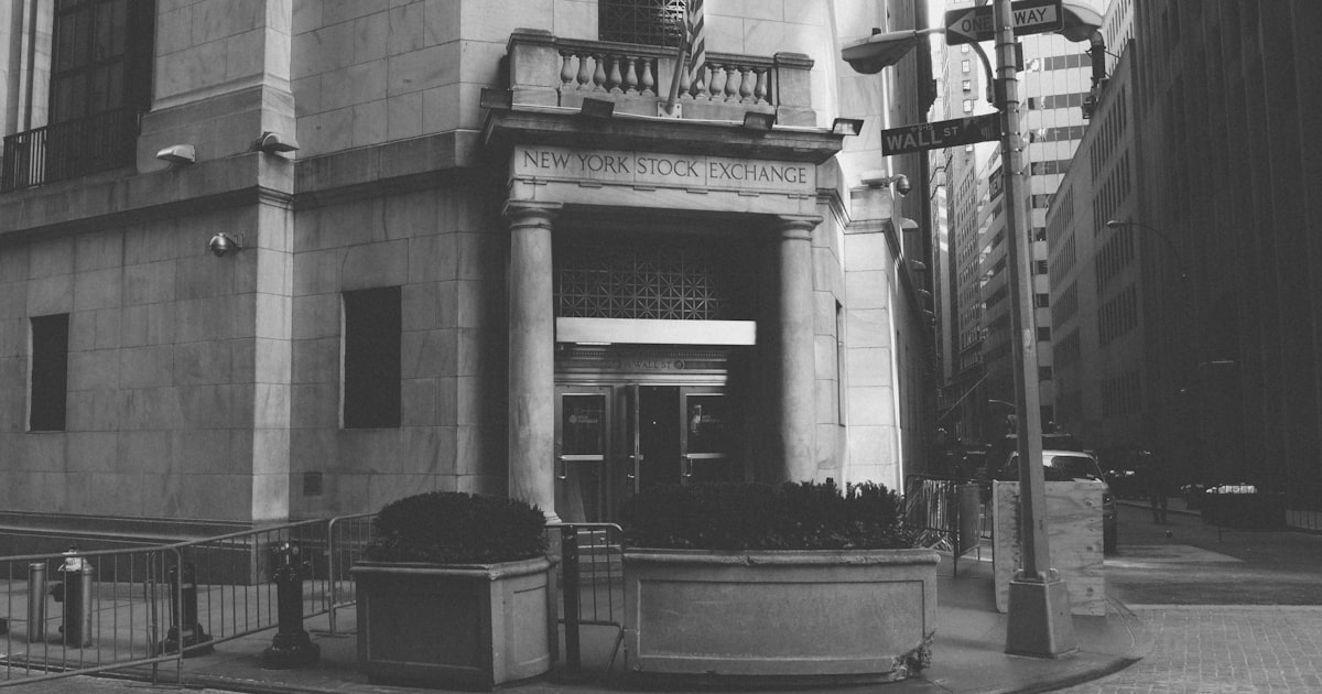 a black and white photo of a building